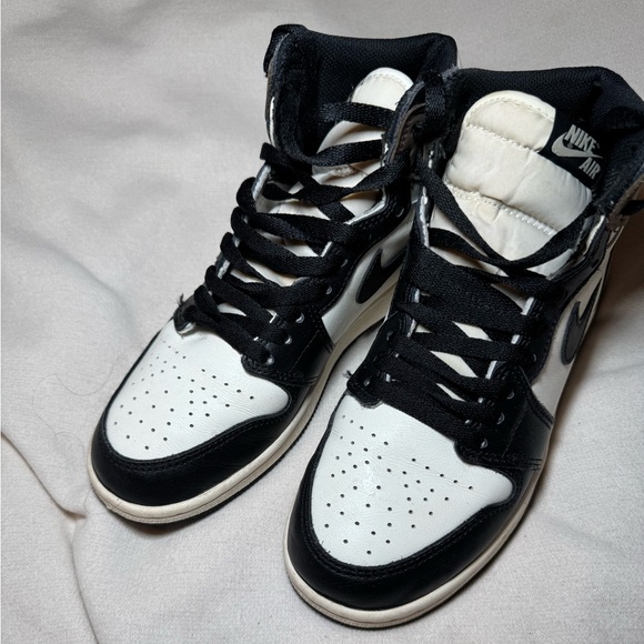 Nike Air Jordan 1 Retro High
Dark Mocha High-Top Sneakers - Picture 2 of 3